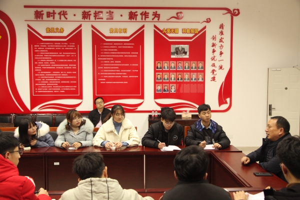 黄伟九校长与同学交流 (2).jpg